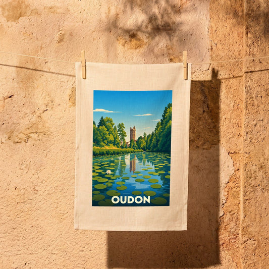 Torchon souvenir de la ville d'Oudon avec une illustration stylisée d'un étang et son château.