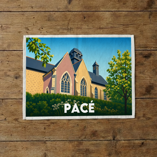 Torchon souvenir de la ville de Pacé avec une illustration graphique et colorée de son église.
