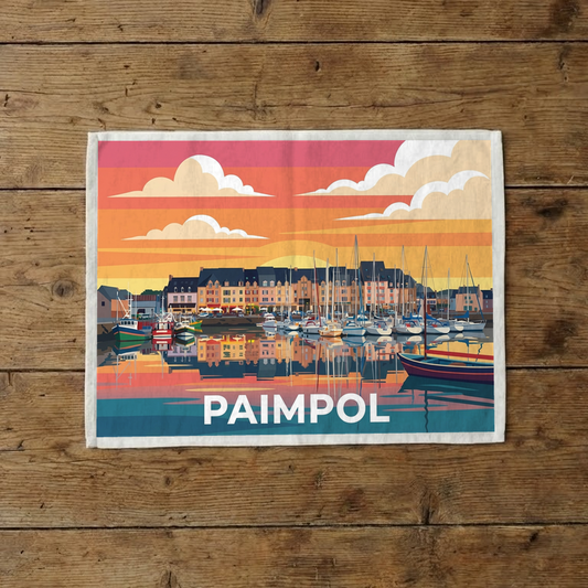 Torchon souvenir de la ville de Paimpol avec une illustration stylisée de son port.