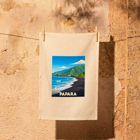 Torchon souvenir de la ville de Papara avec une illustration stylisée de sa plage de sable noir.