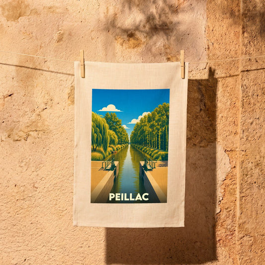 Torchon souvenir de la ville de Peillac avec une illustration stylisée d'un canal bordé d'arbres.