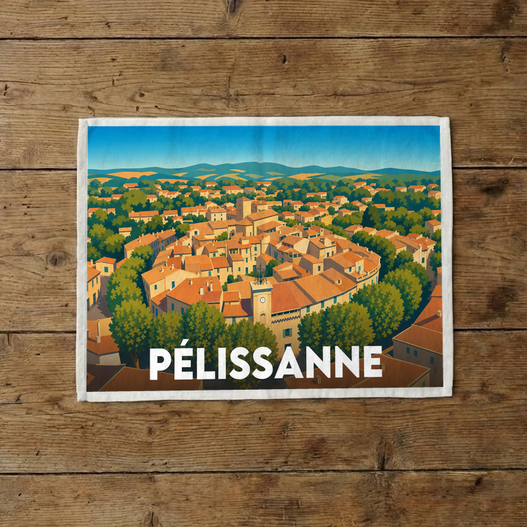 Torchon souvenir de la ville de Pélissanne avec une illustration stylisée d'un village provençal.