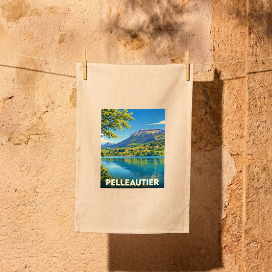 Torchon souvenir de la ville de Pelleautier illustré d'un paysage montagneux et de son lac.