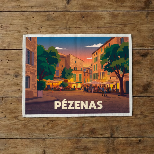 Torchon souvenir de la ville de Pézenas avec une illustration stylisée d'une place animée au coucher du soleil.