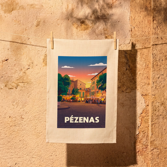 Torchon souvenir de la ville de Pézenas avec une illustration stylisée d'une place animée au coucher du soleil.