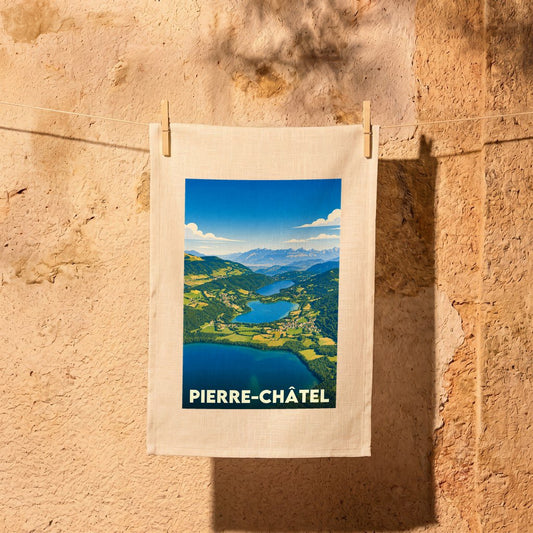Torchon souvenir de la ville de Pierre-Châtel avec une illustration stylisée de ses lacs et montagnes.