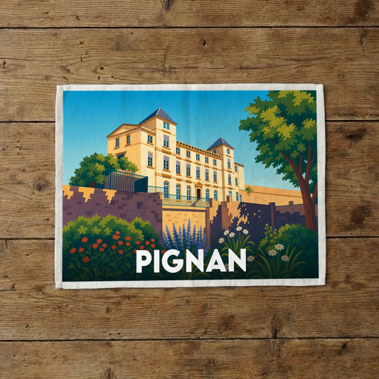 Torchon souvenir de la ville de Pignan illustré d'un château majestueux et de jardins fleuris.