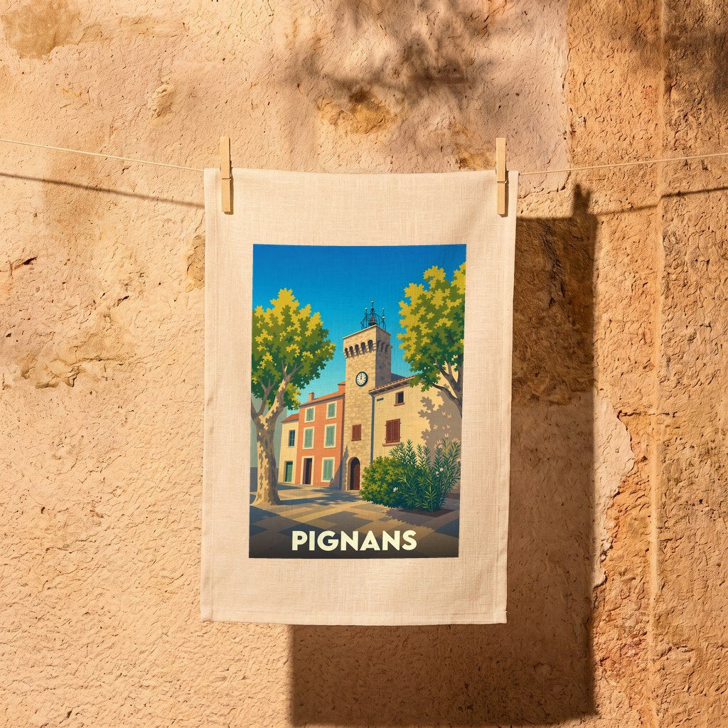 Torchon souvenir de la ville de Pignans illustré d'une vue stylisée de sa tour de l'horloge et de ses façades colorées.