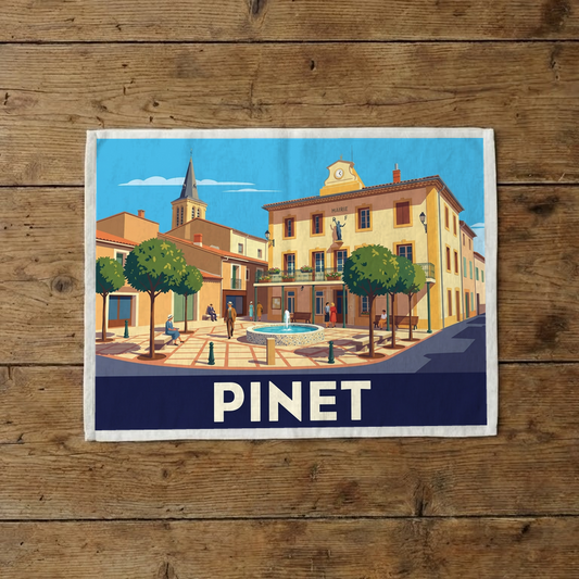 Torchon souvenir de la ville de Pinet avec une illustration stylisée d'une place du village.