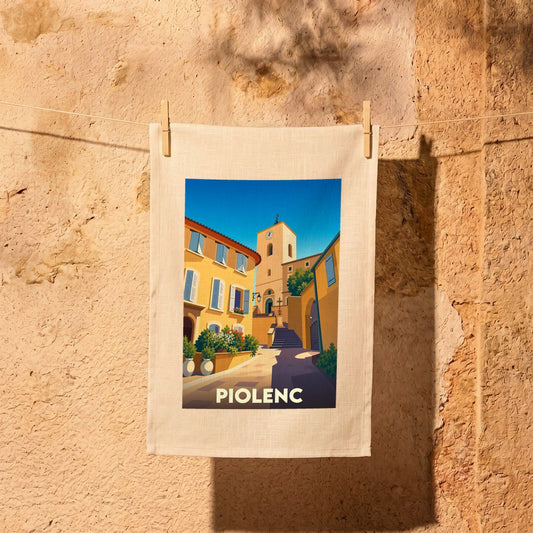 Torchon souvenir de la ville de Piolenc avec une illustration stylisée d'une ruelle provençale.