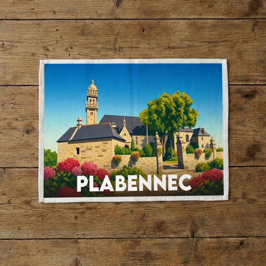 Torchon souvenir de la ville de Plabennec illustré d'un paysage stylisé de son église et de fleurs colorées.