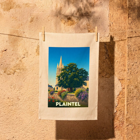 Torchon souvenir de la ville de Plaintel illustré d'une église et d'un grand arbre.