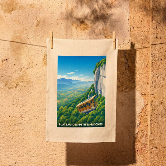 Torchon souvenir de Plateau-des-Petites-Roches illustré d'un funiculaire descendant une montagne verdoyante.