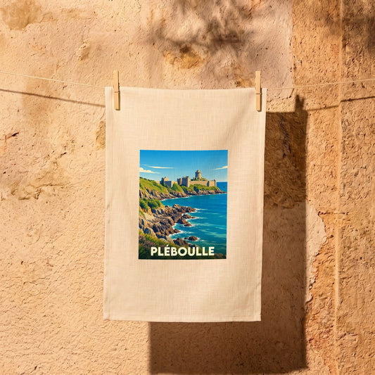 Torchon souvenir de la ville de Pléboulle avec une illustration stylisée d'un fort en bord de mer.