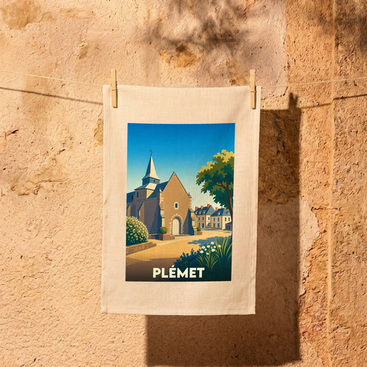 Torchon souvenir de la ville de Plémet avec une illustration stylisée.