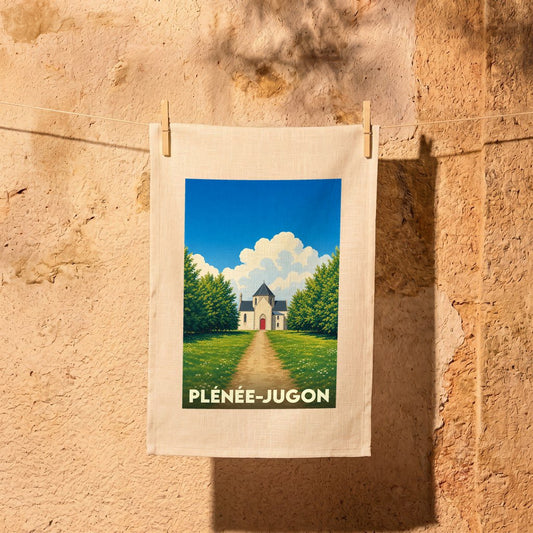 Torchon souvenir de la ville de Plénée-Jugon illustrant une église de campagne sous un ciel d'été.