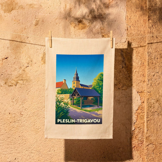 Torchon souvenir de la ville de Pleslin-Trigavou avec une illustration stylisée d'un lavoir et de l'église.