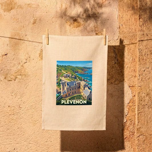 Torchon souvenir de la ville de Plévenon avec une illustration stylisée du Fort La Latte sur la côte bretonne.
