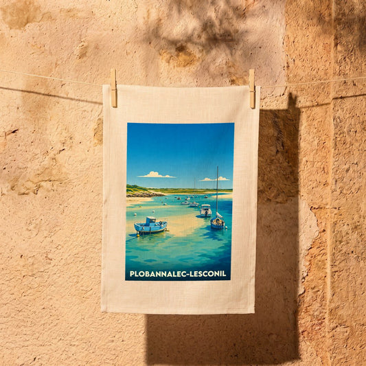 Torchon souvenir de Plobannalec-Lesconil avec une illustration stylisée de bateaux dans une anse aux eaux turquoise.