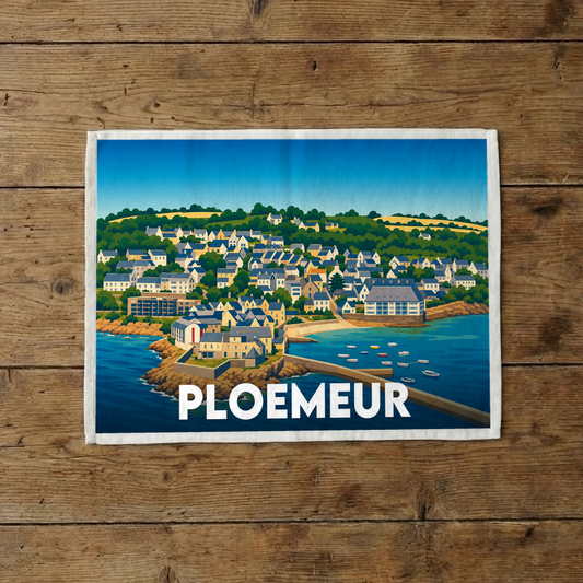 Torchon souvenir de la ville de Ploemeur avec une illustration stylisée de son paysage côtier.