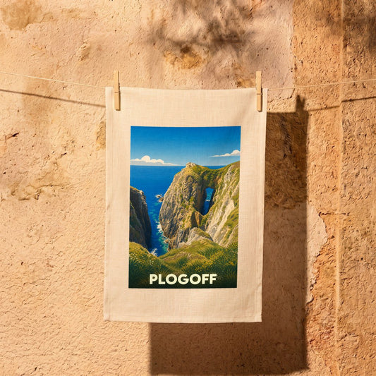 Torchon souvenir de la ville de Plogoff illustré d'un paysage côtier sauvage et escarpé.