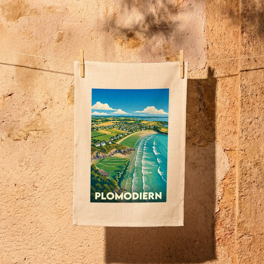 Torchon souvenir de la ville de Plomodiern avec une illustration stylisée d'un paysage côtier breton.