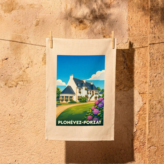 Torchon souvenir de la ville de Plonévez-Porzay avec une illustration stylisée d'une maison bretonne et d'hortensias.