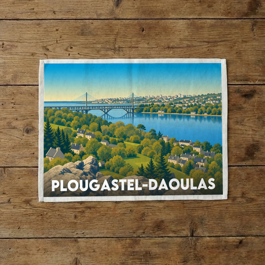 Torchon souvenir de la ville de Plougastel-Daoulas avec une illustration stylisée du paysage et du pont.