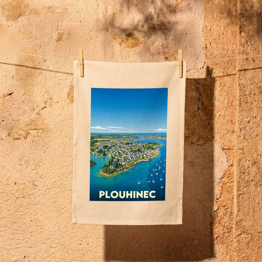 Torchon souvenir de la ville de Plouhinec avec une illustration stylisée d'un paysage côtier breton.