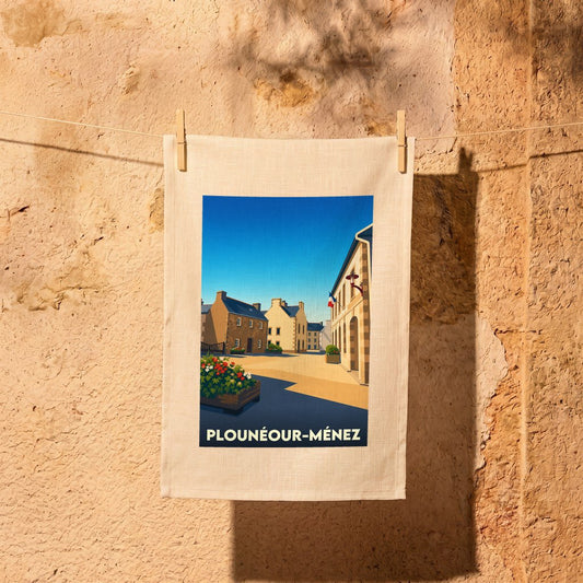 Torchon souvenir de la ville de Plounéour-Ménez illustré d'un paysage urbain stylisé.