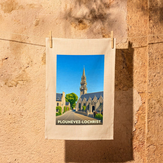 Torchon souvenir de Plounévez-Lochrist illustré d'une église bretonne stylisée sous un ciel bleu.