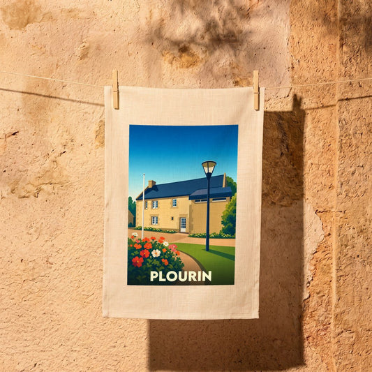 Torchon de cuisine en lin présentant une illustration colorée et stylisée de la ville de Plourin.