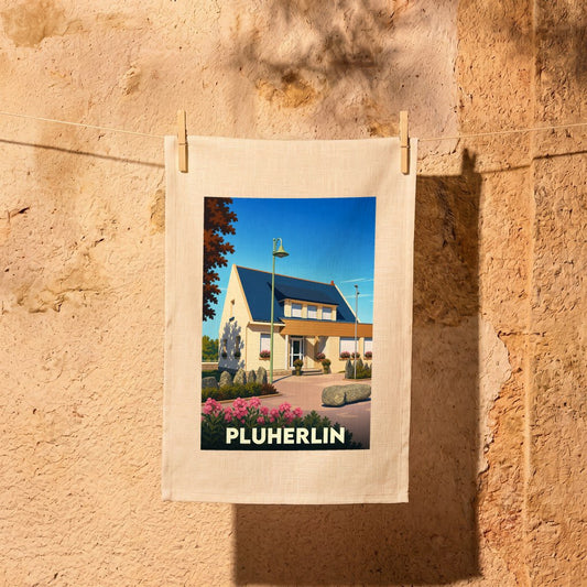 Torchon souvenir de la ville de Pluherlin avec une illustration stylisée d'une maison bretonne.