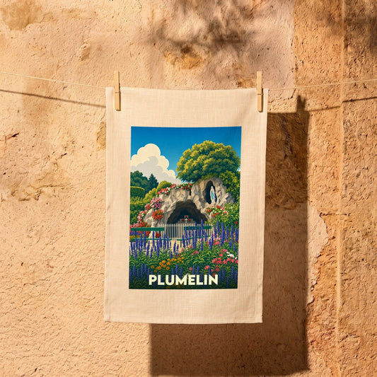 Torchon souvenir de la ville de Plumelin avec une illustration colorée représentant une grotte fleurie.