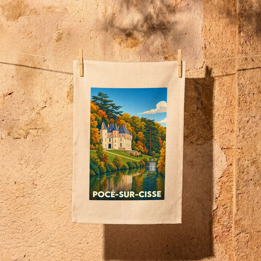 Torchon souvenir de la ville de Pocé-sur-Cisse avec une illustration stylisée du château bordant la rivière.