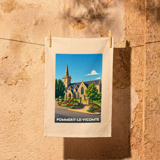 Torchon souvenir de la ville de Pommerit-le-Vicomte avec une illustration stylisée de son église.