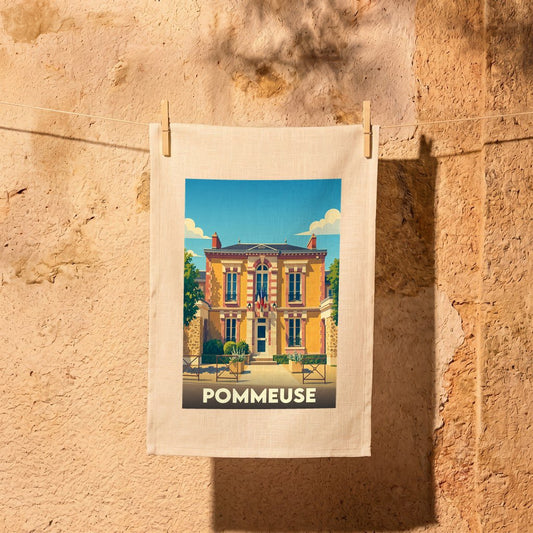Torchon souvenir de la ville de Pommeuse avec une illustration stylisée de sa mairie.