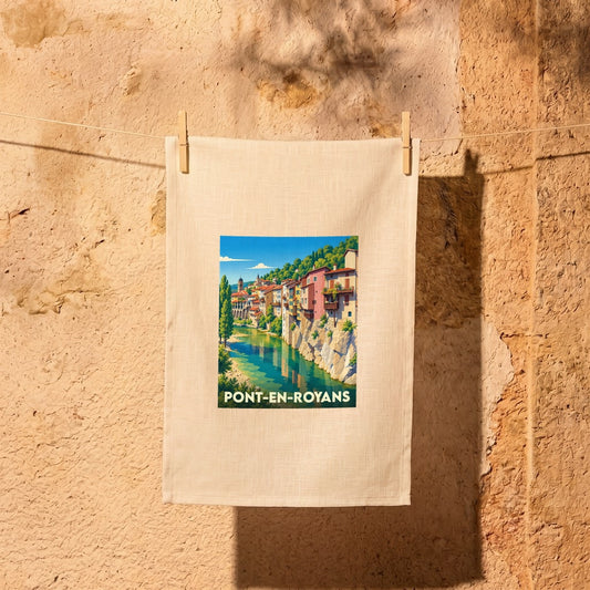 Torchon souvenir de la ville de Pont-en-Royans avec une illustration stylisée de ses maisons suspendues au-dessus de l'eau.