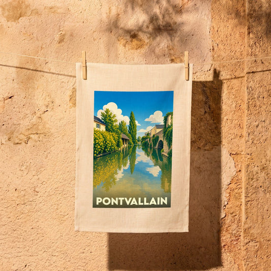 Torchon souvenir de la ville de Pontvallain avec une illustration stylisée d'un canal et de son pont.