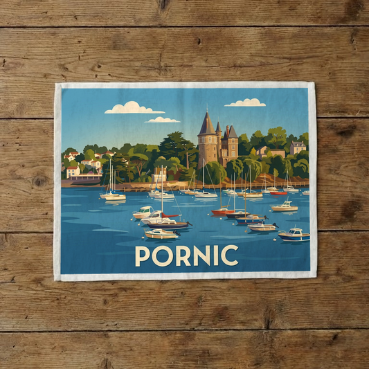 Torchon souvenir de la ville de Pornic avec une illustration stylisée du port et de son château.
