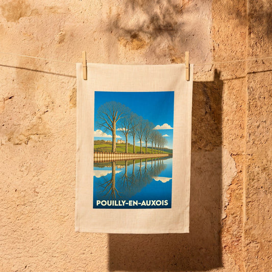 Torchon souvenir de la ville de Pouilly-en-Auxois avec une illustration stylisée d'un canal bordé d'arbres.