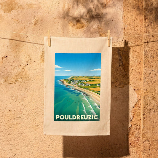 Torchon souvenir de la ville de Pouldreuzic illustrant une vue aérienne stylisée de son littoral.