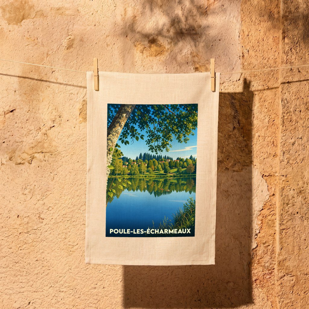 Torchon souvenir de la ville de Poule-les-Écharmeaux illustrant un paysage de lac et de forêt.