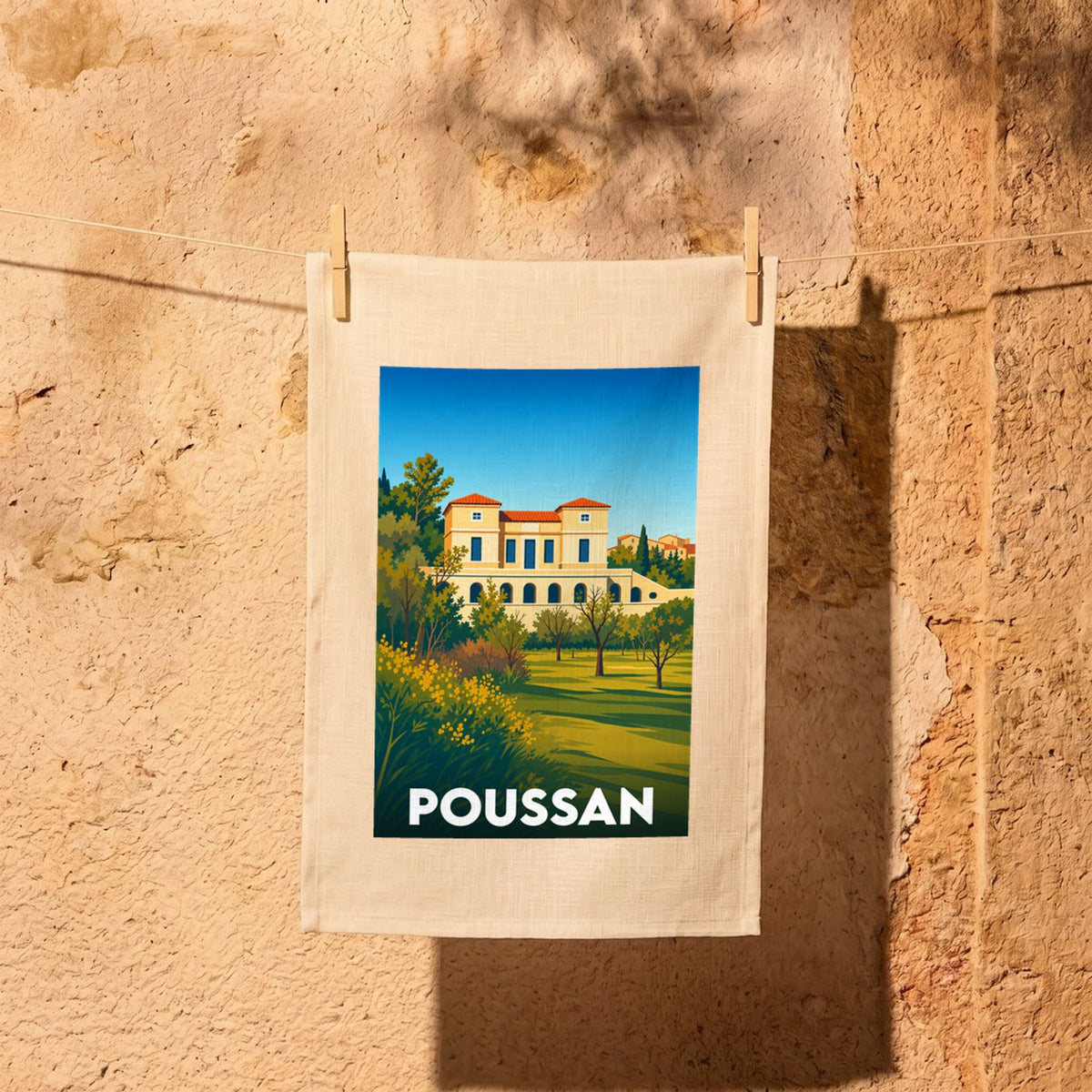 Torchon souvenir de la ville de Poussan avec une illustration stylisée d'une bastide entourée de végétation.