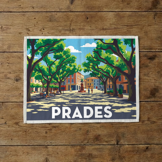 Torchon souvenir de la ville de Prades avec une illustration colorée et stylisée de sa place arborée.