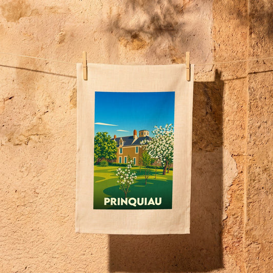 Torchon souvenir de la ville de Prinquiau orné d'une illustration stylisée représentant une demeure historique et son jardin.