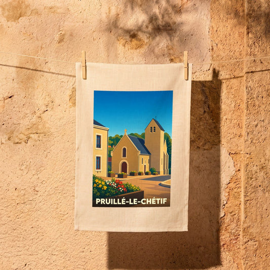 Torchon souvenir de la ville de Pruillé-le-Chétif avec une illustration stylisée de son église et d'un bâtiment ensoleillés.