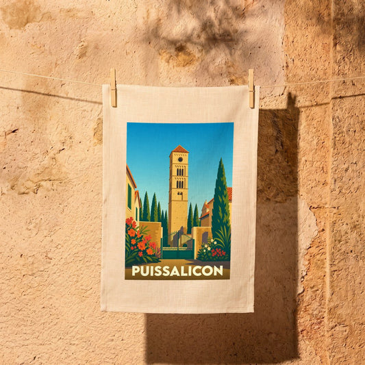 Torchon souvenir de la ville de Puissalicon avec une illustration stylisée de sa tour romane.