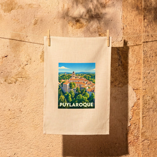 Torchon souvenir de la ville de Puylaroque avec une illustration stylisée d'un village perché.