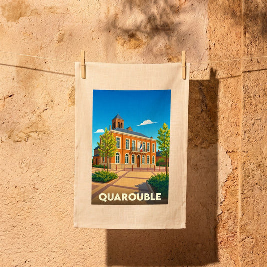 Torchon souvenir de la ville de Quarouble avec une illustration stylisée de l'hôtel de ville.